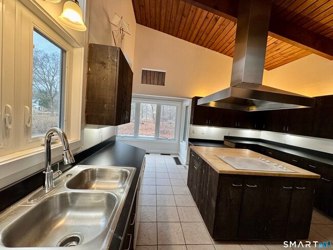 Building Photo - 860 Oakwood Rd