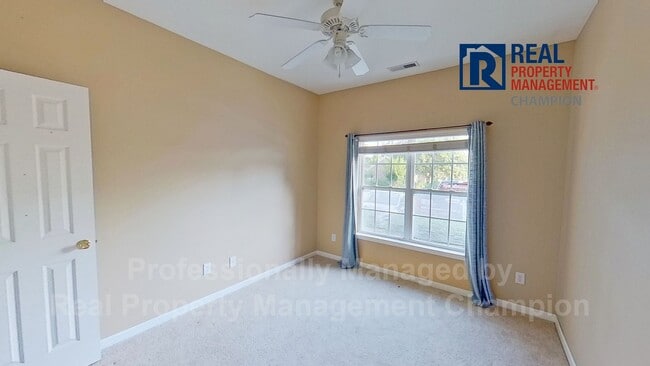 Building Photo - Charming Townhome with Split Floorplan