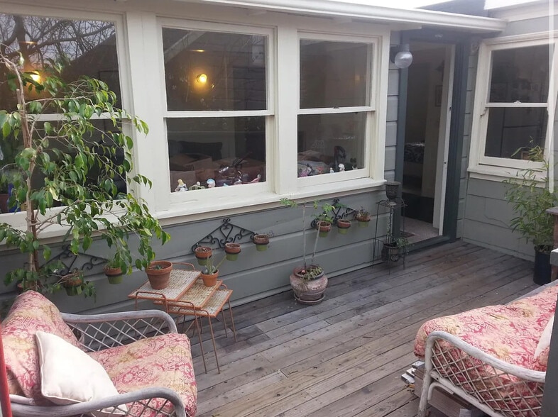 Entrance Deck - 5530 Beaudry St