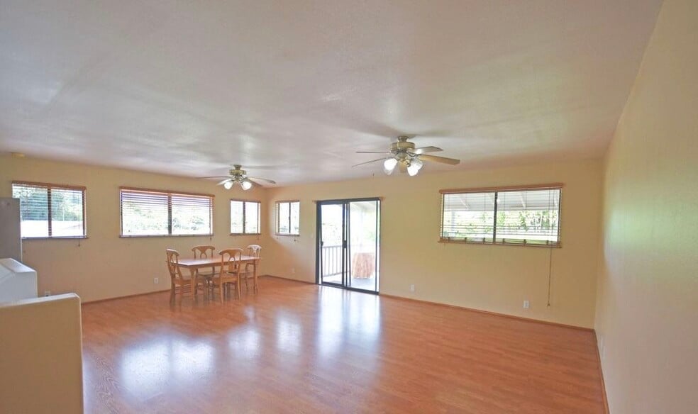 Living room - 44 -124 Ikeanani Dr
