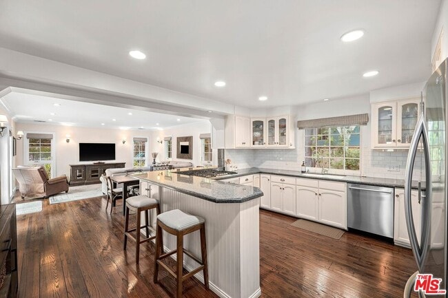 Building Photo - 15434 Sutton St