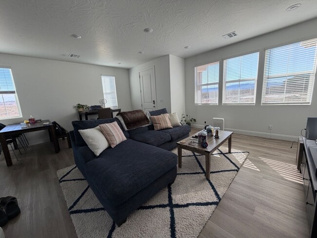 Building Photo - 487 W Carnation Ct