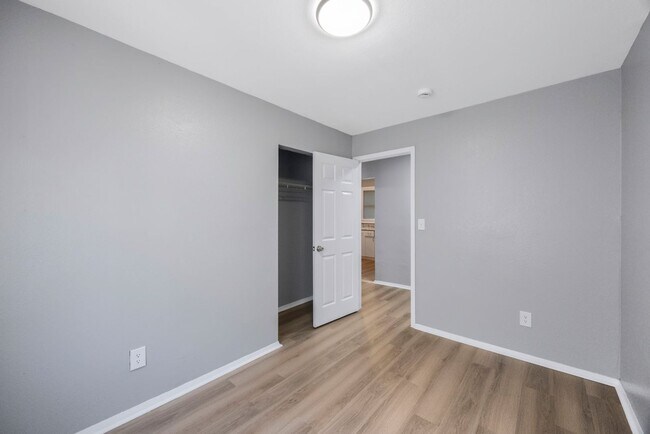 Building Photo - Cute 3bdrm/1bath House ** Section 8 OK ** ...