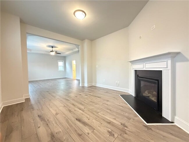 Building Photo - 1545 Dahlia Dr