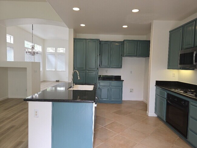 Building Photo - Beautiful house for rent in Folsom 4 bd 3 bath 1920 sq feet