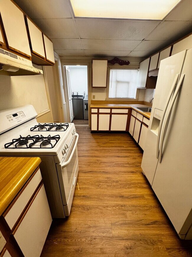 Building Photo - Welcome Home to 1101 Fredonia!