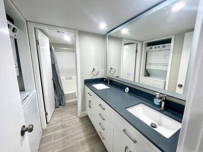 Building Photo - Fully Remodeled 2bedroom near downtown