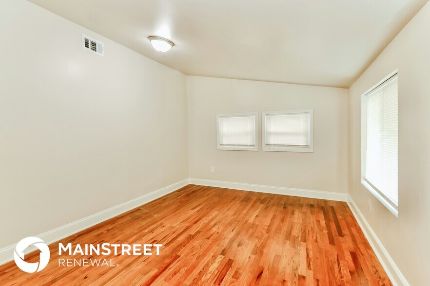 Building Photo - 3818 Bank St