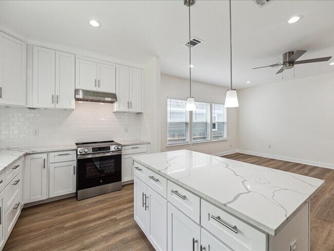 Building Photo - 915 E 37th St