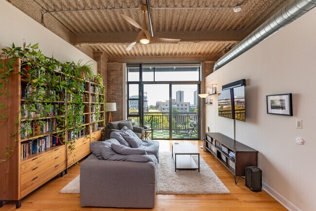 Building Photo - 2545 S Dearborn St