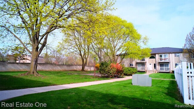 Building Photo - 3551 W 14 Mile Rd