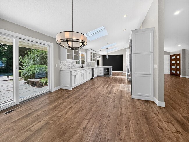 Building Photo - Gorgeous 4 Bedroom PLUS Spacious Bonus Room with Pool in Desired Alamo Neighborhood Available Now!