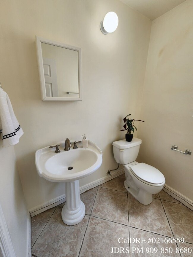 Building Photo - Price Lowered! Fontana 3 Bedroom Home