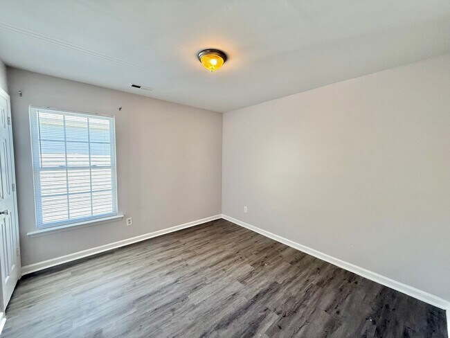 Building Photo - Updated 4BD, 2.5BA Raleigh Home With Easy ...