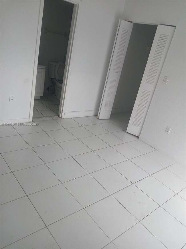 Building Photo - 5100 SW 41st St