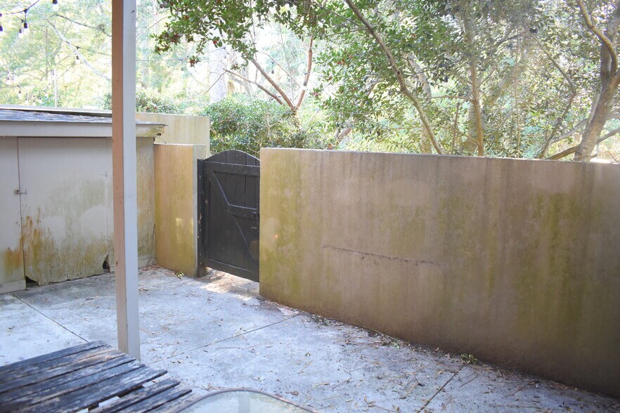 Building Photo - 2720 Oleander Dr