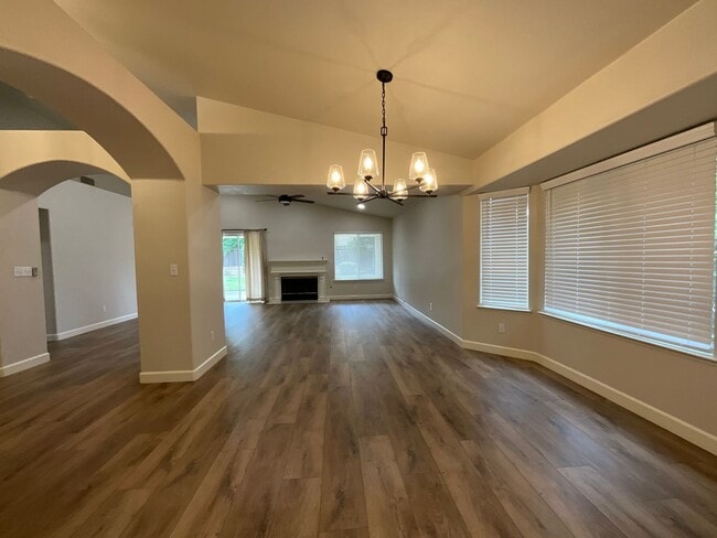 Building Photo - Updated Home In Established Northeast Fresno Neighborhood. Clovis Unified Schools!