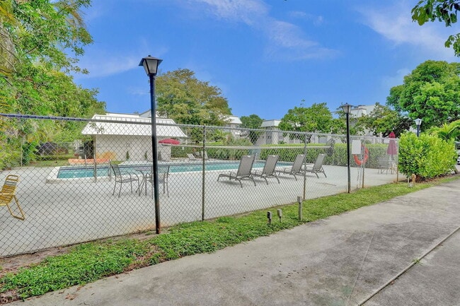 Building Photo - 3000 Riverside Dr
