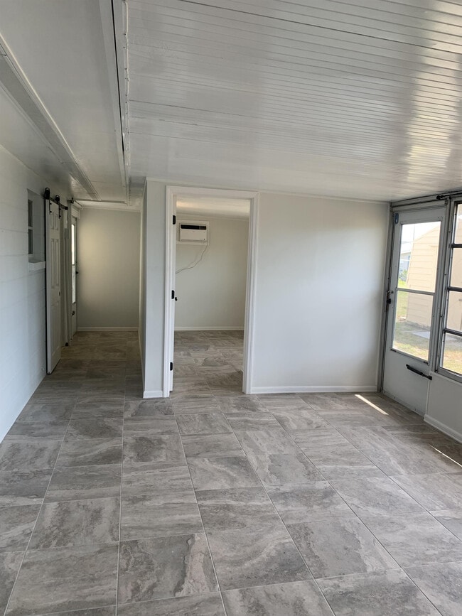 Building Photo - 1120 Vineyard St