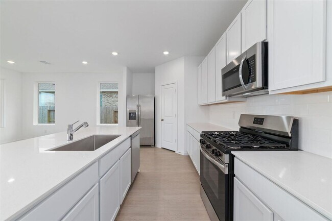 Building Photo - 830 Heaven Dr