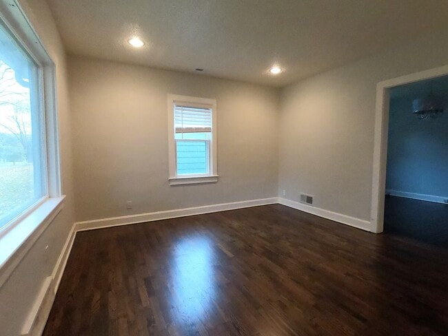 Building Photo - SEE IT NOW: Charming and beautifully updated bungalow in the heart of Kansas City!