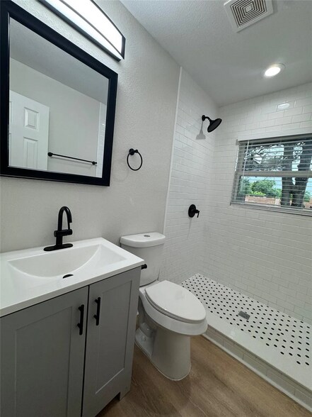 Building Photo - 728 Hilltop Cir
