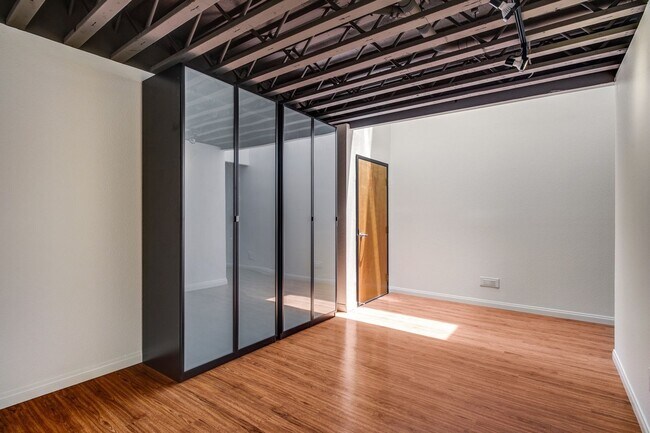 Building Photo - Trendy Live Work Loft Kensington Park Plaza