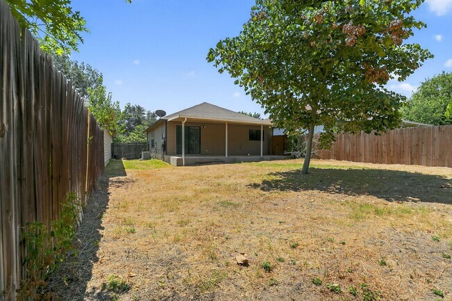 Building Photo - Cozy & Spacious 2 Bed, 2 Bath with Private...