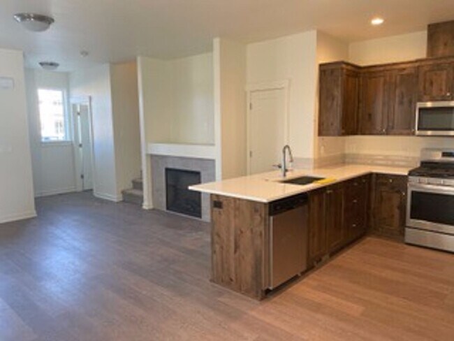 Building Photo - End unit Pahlish Townhome!