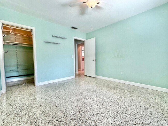 Building Photo - Bright & cozy 2bedroom 1bath home with out...