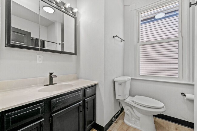 Building Photo - Stunning 3 bedroom home in Carrick available August 1!