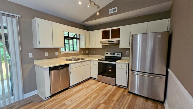 Building Photo - 3 BR 2 BA Summersill Estates