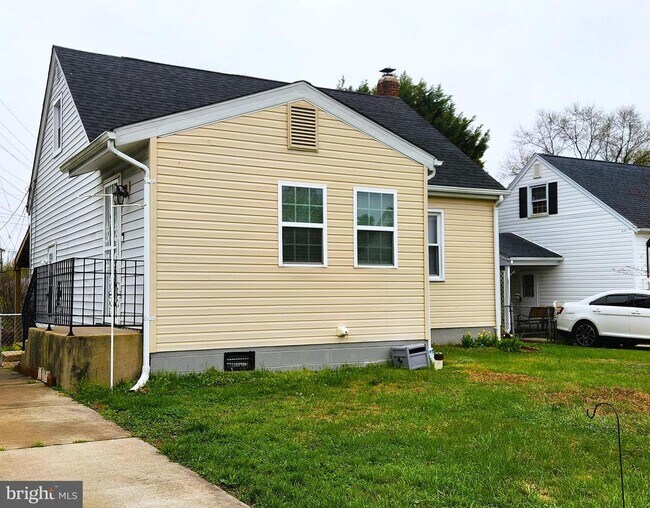 Building Photo - 3207 Bryant Ave