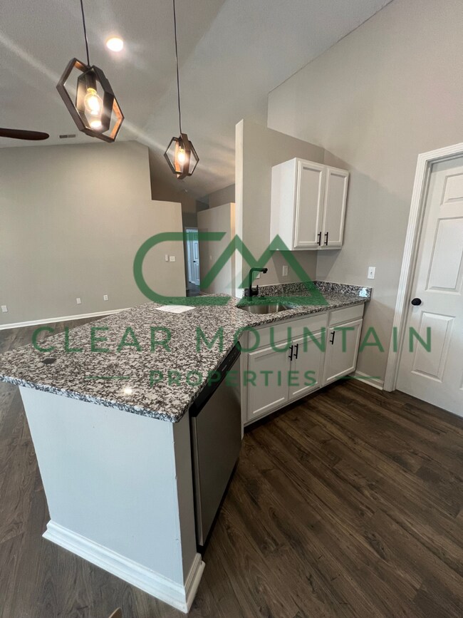 Building Photo - MOVE-IN SPECIAL! 1 MONTH FREE - Modern Upd...