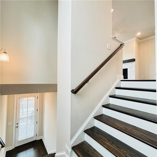 Building Photo - 657 SUMMIT HILL Way