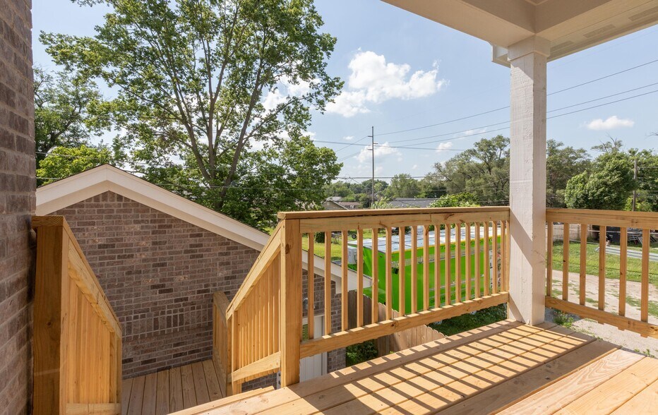 Upstairs Unit A Back Porch - 752 N Elder Ave
