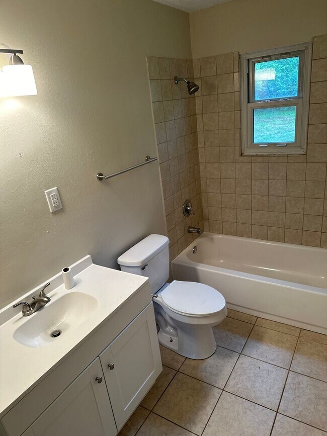 Building Photo - Available June 1st! 4-Bedroom, 1-Full Bath...