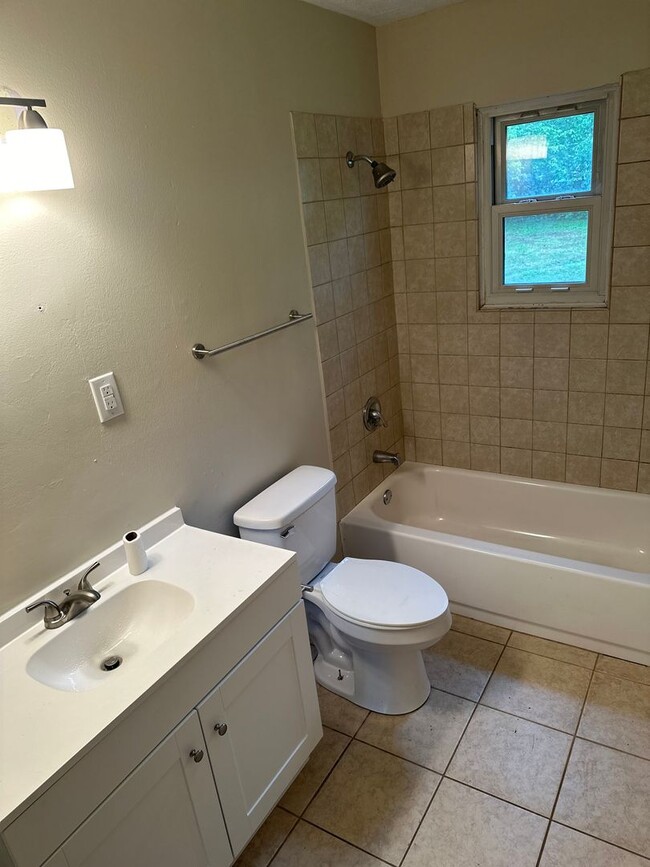 Building Photo - Available Now! 4-Bedroom, 1-Full Bathroom ...