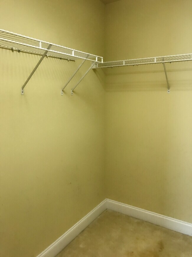 Building Photo - 535 Roland Manor Dr
