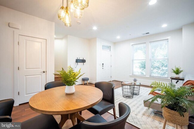 Building Photo - 2215 Richmond Hwy