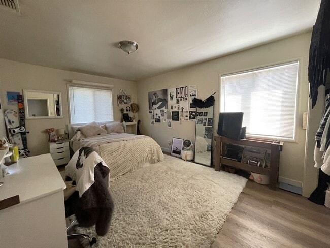 Building Photo - Great 5 bedroom house with large yard a block from campus available for September move in!