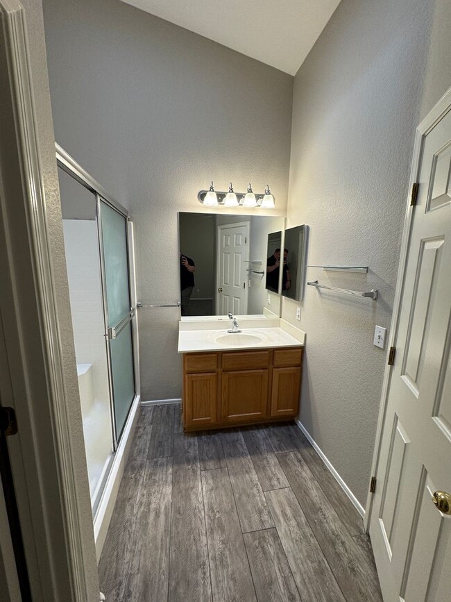 Building Photo - Beautiful 2 Bedroom 2 bath single level fo...