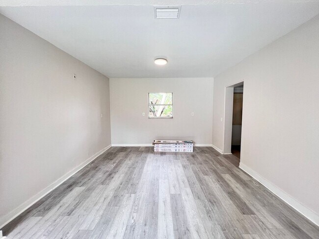 Building Photo - House in Deland