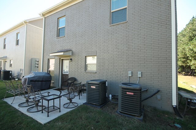 Building Photo - 104 Robbins Cir