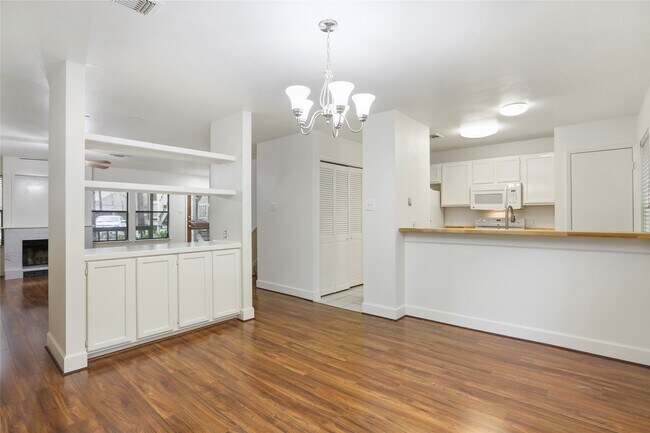 Building Photo - 28 Sawmill Grove Ln