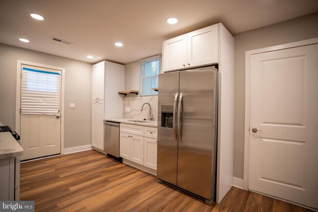 Building Photo - Large 3 bedroom with powder room on 1st fl