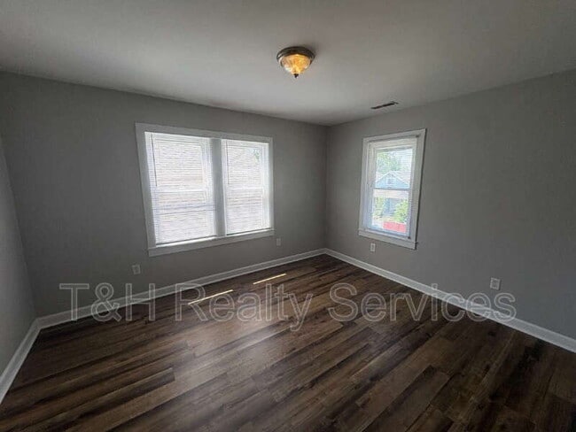 Building Photo - 637 N Gray St