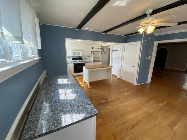 Building Photo - 148 Stoneway Ln