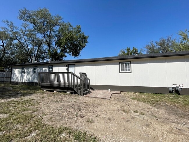 Building Photo - 3 Bed 2 Bath in South Wichita - Space for ...