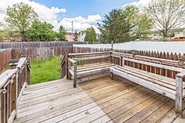 Building Photo - Renovated Townhome in Woodburne